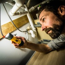 Latarka LED 200 lumenów - latarka warsztatowa CAT CTrack